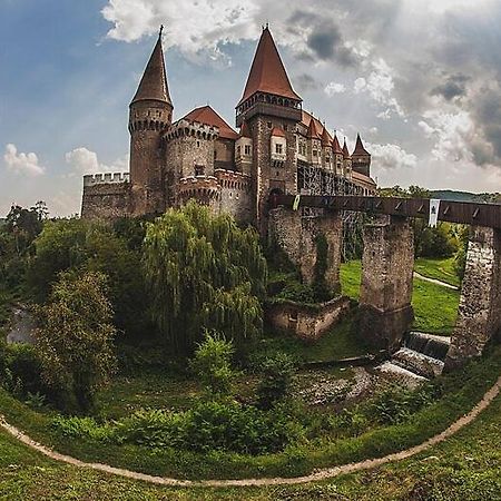 Affordable Apartment Close To The Castle Hunedoara Esterno foto